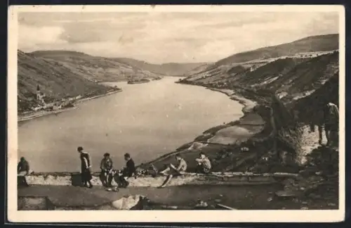 AK Bacharach /Rh., Rheintal von der Jugendherberge Burg Stahleck aus, mit Jugendlichen