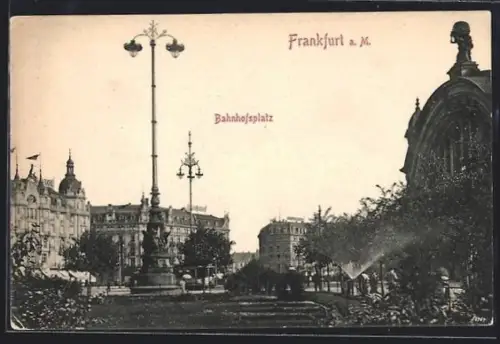 AK Frankfurt a. M., Bahnhofsplatz mit Teilansicht des Bahnhofs