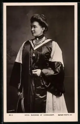 AK Duchess of Connaught in akademischer Robe