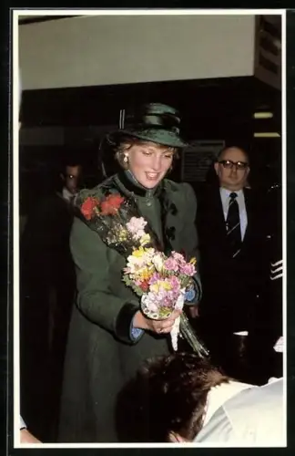 AK Leeds, A doggy Welcome for Princess Diana von England at Leeds Station
