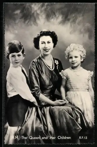 AK H. M. The Queen von England and Her Children