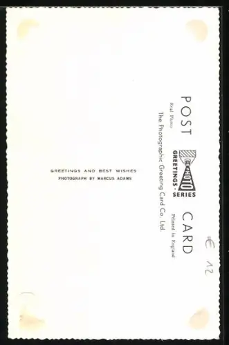 AK H. M. The Queen von England and Her Children