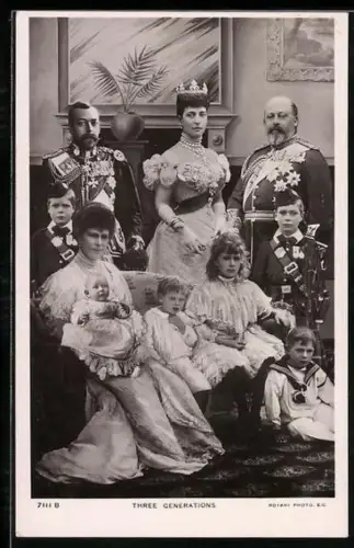 AK Three Generations, Königliche Familie in standesgemässer Kleidung