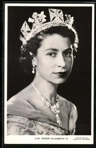 AK Königin Elizabeth II. von England, Halbportrait mit Tiara