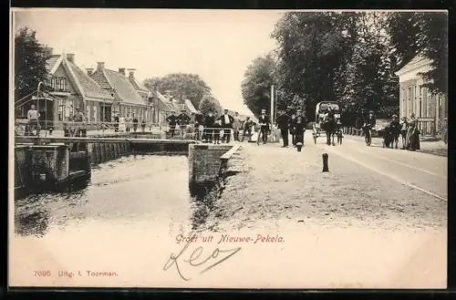 AK Nieuwe-Pekela, Ortspartie mit Brücke u. Versammlung