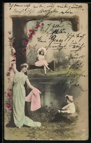 AK zum Buchstaben F geformter Baum, Frau steht davor, ein Mädchen sitzt auf dem unteren Ast, eins am See