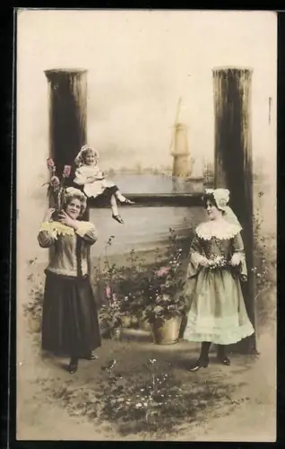 AK Frauen und Mädchen am Buchstaben H aus Holz