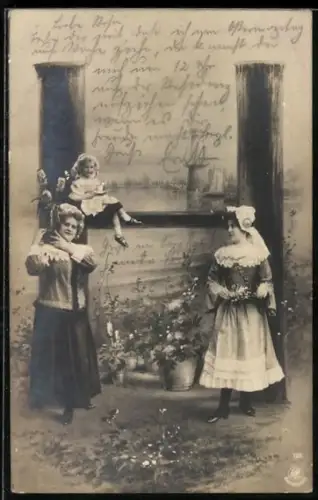 AK Baumpfähle bilden den Buchstaben H, Frauen und Mädchen in Tracht