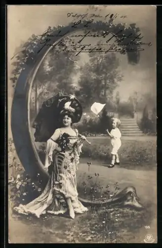 AK Frau mit grossem Hut und Schirm im Buchstaben C, Junge mit Kescher will Schmetterlinge fangen