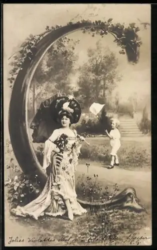 AK Frau mit grossem Hut und Schirm im Buchstaben C, Junge mit Kescher will Schmetterlinge fangen