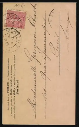 AK Frau mit grossem Hut und Schirm im Buchstaben C, Junge mit Kescher will Schmetterlinge fangen