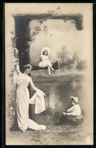 AK zum Buchstaben F geformter Baum, Frau steht davor, ein Mädchen sitzt auf dem unteren Ast, eins am See