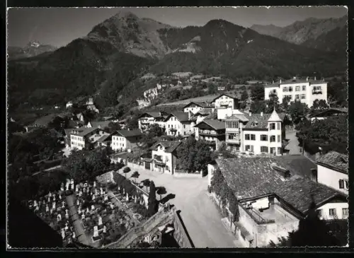 AK Dorf Tirol bei Meran, Strassenpartie mit Friedhof