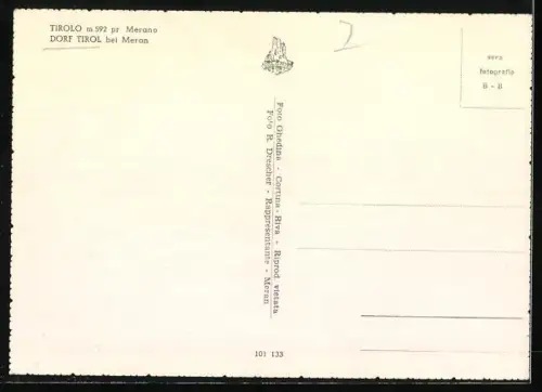 AK Dorf Tirol bei Meran, Strassenpartie mit Friedhof