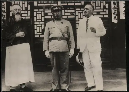 Fotografie Sven Hedin (Schwedischer Entdeckungsreisender) mit chinesischem Gouverneur Tang Yu-Liu & Pater Dr. Mullie