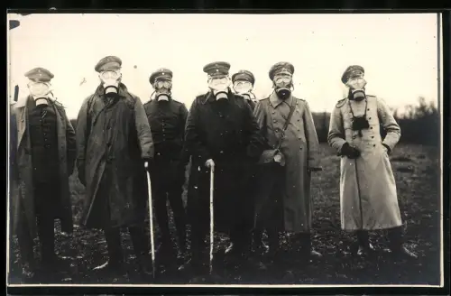 Fotografie deutsche Offiziere in Uniform mit Gasmaske und Fernglas