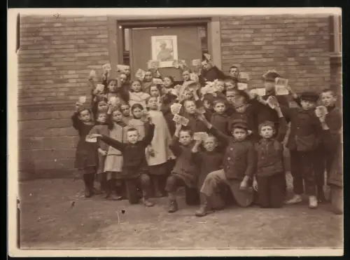 Fotografie Kinder werben für Kriegsanleihen, Plakat Helft uns siegen im Hintergrund