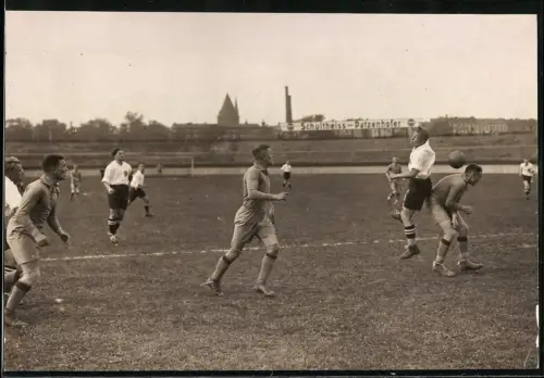 Fotografie Paul Lamm, Berlin, Ansicht Berlin, Fussballspiel im Preussen-Stadion am Tempelhofer Feld
