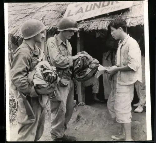 Fotografie amerikanische G.I. Soldaten geben ihre Wäsche in einer Vietnamesische Wäscherei ab