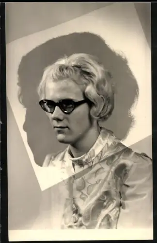 Fotografie junge blonde Frau mit Brille, Fotomontage