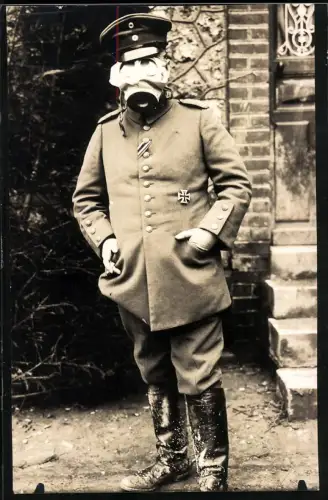 Fotografie deutscher Soldate in Uniform mit Gasmaske und Orden EK