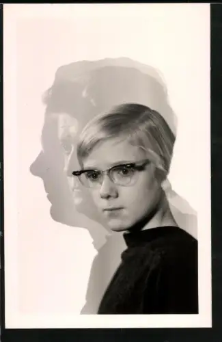 Fotografie junges blondes Mädchen mit Brille, Montage mit Kopf des Vaters