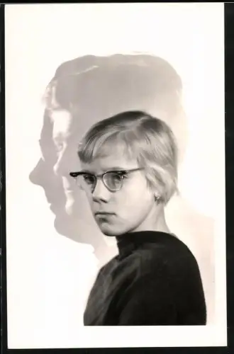 Fotografie blondes Mädchen mit Brille, Fotomontage mit zwei Männer köpfen