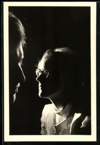 Fotografie junge Blondine mit Brille in einer Fotomontage, Licht Schatten Spiel