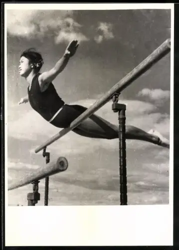 Fotografie Leichtathletin Chen Hsiao-chang am Barren, 1956