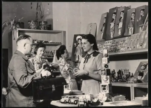 Fotografie Spielzeugladen, Mann kauf Geschenke für seine Kinder, Puppen, Autos