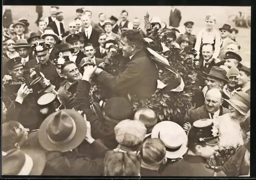 Fotografie Ernst Vierkötter, Rekordhalter im Langstreckenschwimmen durch Ärmelkanal bei Siegerehrung