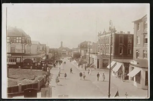 Fotografie Julius Simonsen, Oldenburg i. H., Ansicht Wangerooge, Strassenpartie mit Hotels und Geschäften