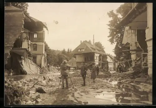 Fotografie Keystone View, Berlin, Ansicht Berggiesshübel, verwüstung nach Unwetterkatastrophe, Fotograf dokumentiert