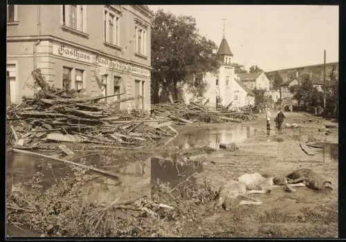 Fotografie Keystone View, Berlin, Ansicht Berggiesshübel, verwüstete Stadt nach Unwetterkatastrophe