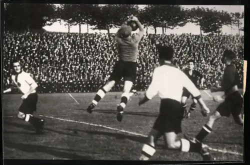 Fotografie Keystone View, New York, Fussball Deutschland gegen Belgien 8:1 Torwart Buchloh hält schargen Schuss