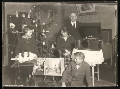 Fotografie Weihnachten mit Puppenstube, Puppenwagen und Grammophon