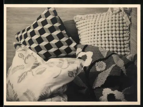 Fotografie drapierte Kissen mit unterschiedlichen Mustern