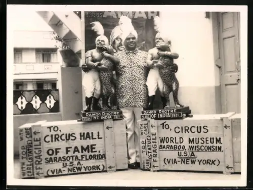 Fotografie indischer Tiertrainer und Zirkuskünstler Damoo Dhotre posiert mit zwei Figuren von sich