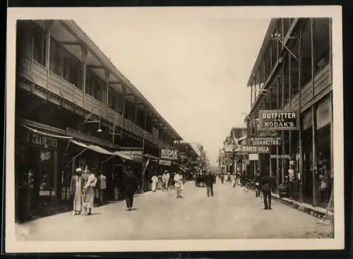 Fotografie unbekannter Fotograf, Ansicht Port Said, Blick in die Prinz-Farouk-Strasse mit Geschäften