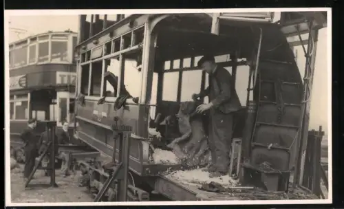 Fotografie Y. E. News, Leeds, Sattler entkernt eine englische Strassenbahn, Doppeldecker Tram