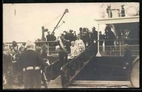 AK König Albert I. von Belgien und Familie beim Verlassen des Schiffes Princesse Elisabeth
