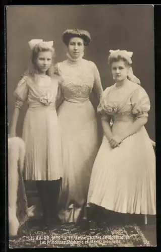 AK Madame la Princesse Charles de Hohenzollern, les Princesses Stephanie et Marie-Antoinette