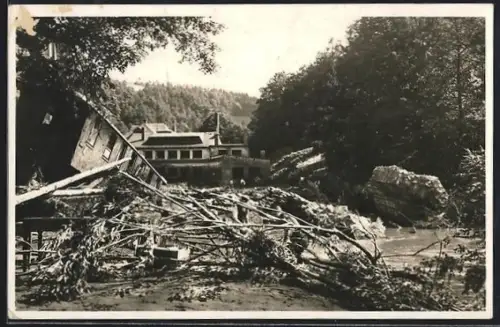 AK Glashütte / Müglitzta, Hochwasser vom 8.7.1927, Zerstörte Kurfürst-Moritz-Brücke mit angeschwemmten Eisenbahnwagen