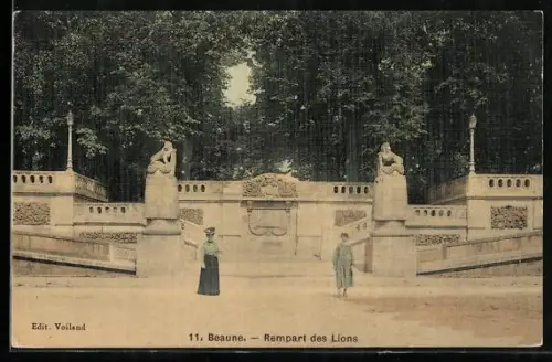 AK Beaune, Femmes devant Rempart des Lions