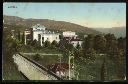 AK Lovrana, Ortspartie mit Bergen