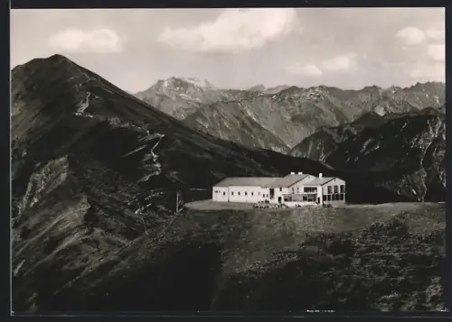 AK Riezlern /Kleinwalsertal, Kanzelwandbahn, Panorama mit Hotel