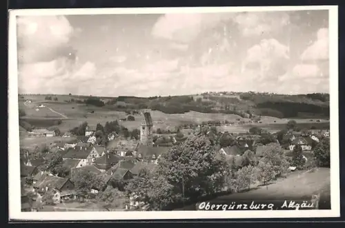Foto-AK Obergünzburg /Allgäu, Ortsansicht mit Kirche und umliegender Landschaft