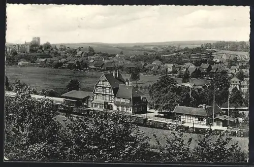AK Adelebsen, Bahnhof vom Berghang aus, Fachwerkhäuser, Ortsansicht