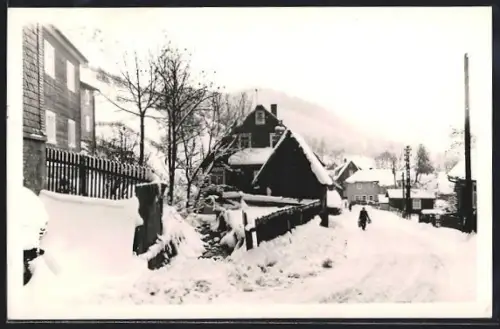 AK Fehrenbach /Thür. Wald, Tief verschneite Ortspartie im Winter