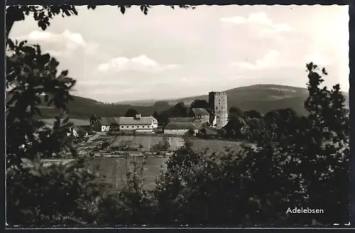 AK Adelebsen, Teilansicht mit Bergfried der Burg